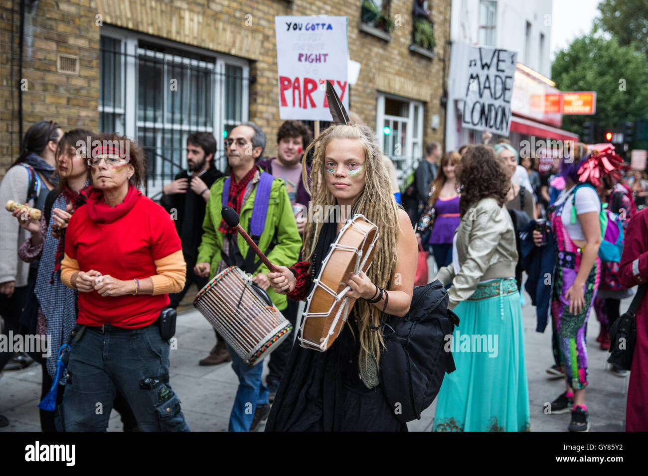 London, UK. 17. September 2016. Aktivisten und Anwohner marschieren durch Hoxton und Dalston Hackney Rat übergeben Wolken als Musik Veranstaltungsort zu bewahren, indem man es von Gemeinschaft Wert und um die Sanierung der mehrere andere Musikveranstaltungen rund um London zu markieren. Bildnachweis: Mark Kerrison/Alamy Live-Nachrichten Stockfoto