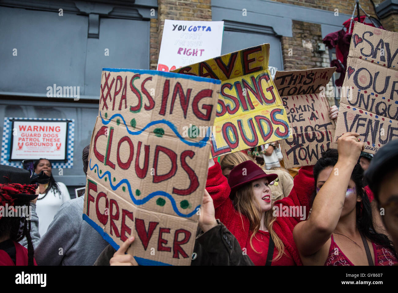 London, UK. 17. September 2016. Aktivisten und Anwohner außerhalb des Gebäudes die Weitergabe Wolken während einer Protestaktion an Hackney Rat es als Musik Veranstaltungsort zu bewahren, indem man es von Gemeinschaft Wert und die Sanierung der mehrere andere Musikveranstaltungen in London untergebracht. Bildnachweis: Mark Kerrison/Alamy Live-Nachrichten Stockfoto