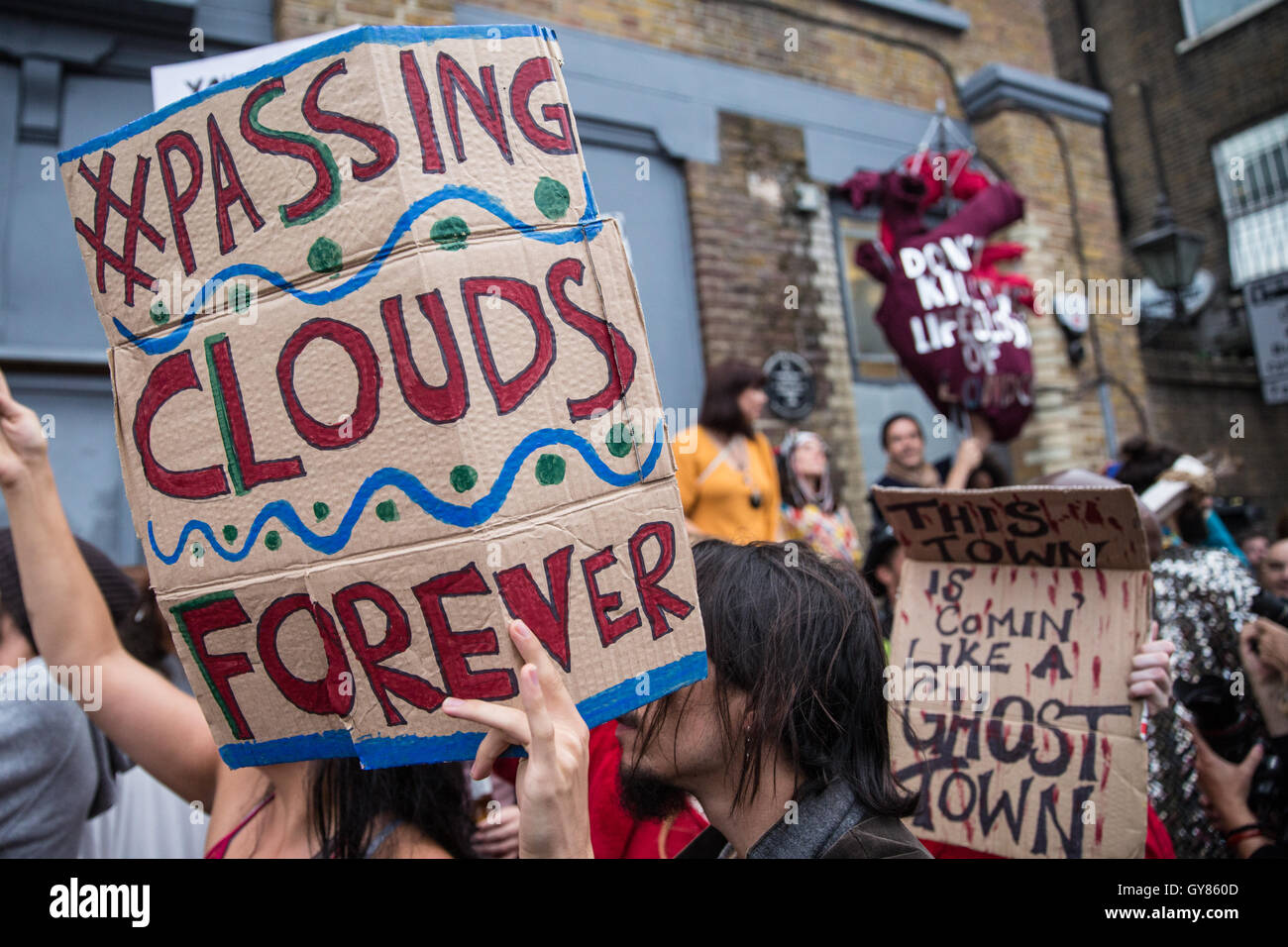 London, UK. 17. September 2016. Aktivisten und Anwohner außerhalb des Gebäudes die Weitergabe Wolken während einer Protestaktion an Hackney Rat es als Musik Veranstaltungsort zu bewahren, indem man es von Gemeinschaft Wert und die Sanierung der mehrere andere Musikveranstaltungen in London untergebracht. Bildnachweis: Mark Kerrison/Alamy Live-Nachrichten Stockfoto