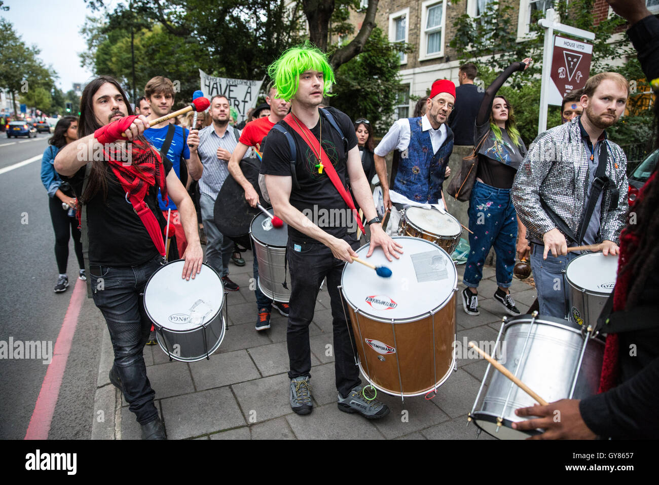 London, UK. 17. September 2016. Aktivisten und Anwohner marschieren durch Hoxton und Dalston Hackney Rat übergeben Wolken als Musik Veranstaltungsort zu bewahren, indem man es von Gemeinschaft Wert und um die Sanierung der mehrere andere Musikveranstaltungen rund um London zu markieren. Bildnachweis: Mark Kerrison/Alamy Live-Nachrichten Stockfoto