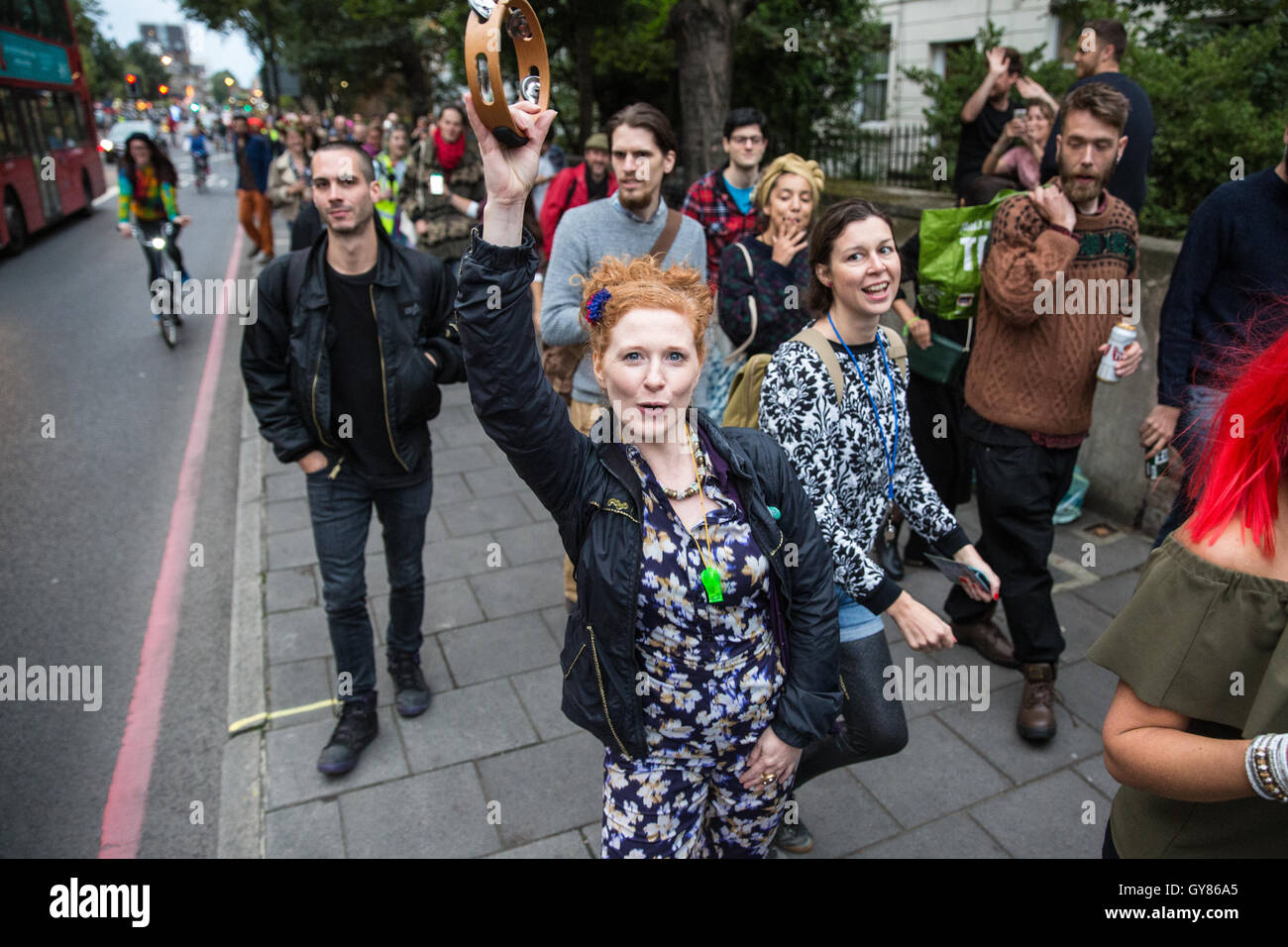 London, UK. 17. September 2016. Aktivisten und Anwohner marschieren durch Hoxton und Dalston Hackney Rat übergeben Wolken als Musik Veranstaltungsort zu bewahren, indem man es von Gemeinschaft Wert und um die Sanierung der mehrere andere Musikveranstaltungen rund um London zu markieren. Bildnachweis: Mark Kerrison/Alamy Live-Nachrichten Stockfoto