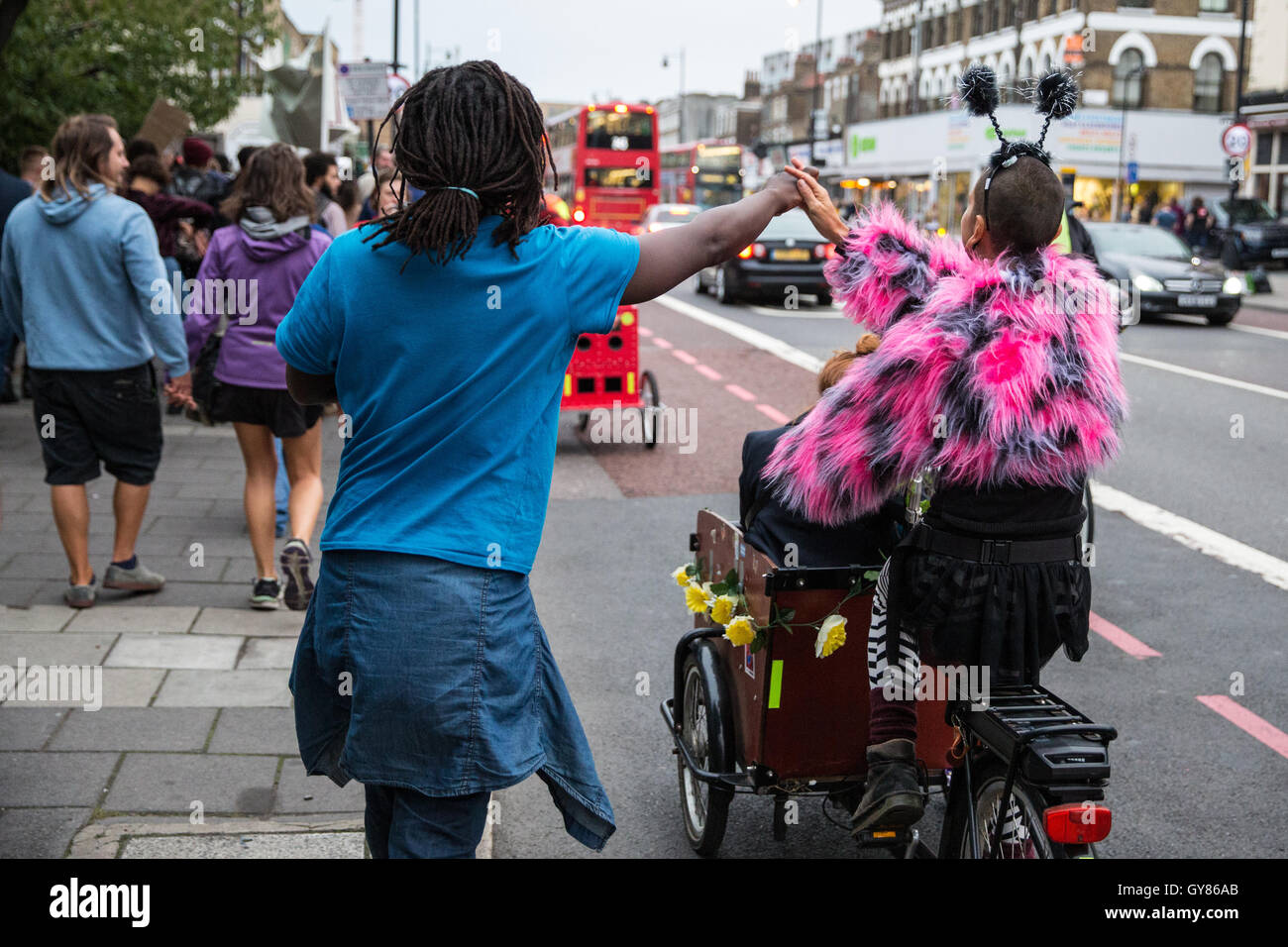 London, UK. 17. September 2016. Aktivisten und Anwohner marschieren durch Hoxton und Dalston Hackney Rat übergeben Wolken als Musik Veranstaltungsort zu bewahren, indem man es von Gemeinschaft Wert und um die Sanierung der mehrere andere Musikveranstaltungen rund um London zu markieren. Bildnachweis: Mark Kerrison/Alamy Live-Nachrichten Stockfoto