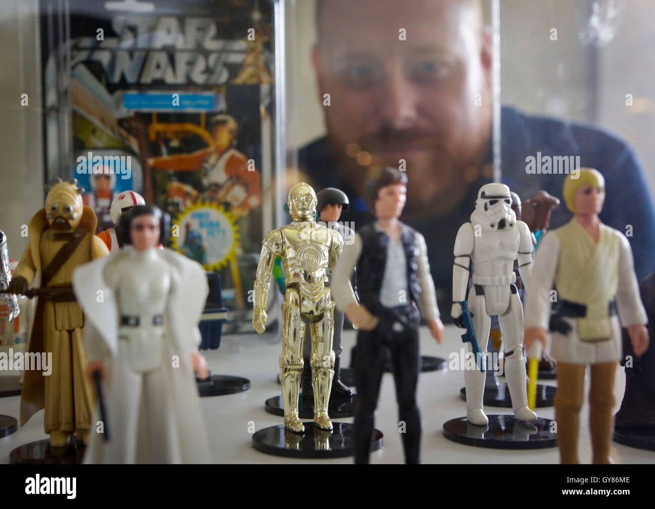 Vancouver, Museum von Vancouver in Kanada. 17. September 2016. Ein Bewohner nimmt einen genaueren Blick auf die Figur Sammlung von Science-Fiction-Film "Star Wars", hergestellt in den frühen 1980er Jahren im Museum von Vancouver in Kanada, am 17. September 2016. Bildnachweis: Liang Sen/Xinhua/Alamy Live-Nachrichten Stockfoto