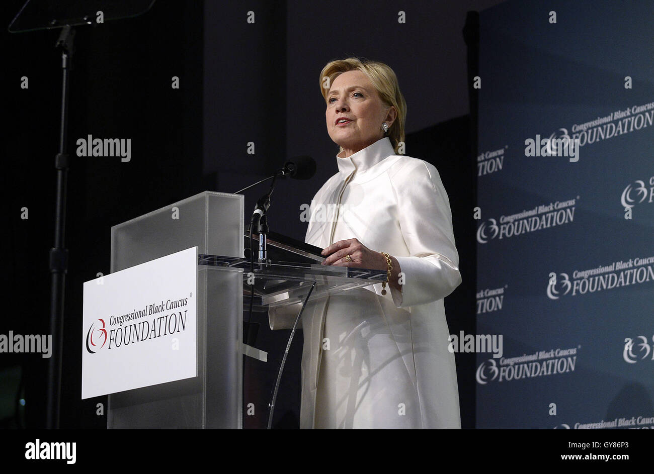 Washington, District Of Columbia, USA. 17. September 2016. Ehemalige USA Außenministerin Hillary Clinton, die 2016 demokratische Partei Kandidat für das Präsidentenamt der Vereinigten Staaten, spricht mit der Congressional Black Caucus Stiftung 46. Annual gesetzgebende Konferenz Phoenix Awards Dinner, im Washington Convention Center, 17. September 2016, in Washington, DC. Bildnachweis: Olivier Douliery/Pool über CNP Credit: Olivier Douliery/CNP/ZUMA Draht/Alamy Live-Nachrichten Stockfoto