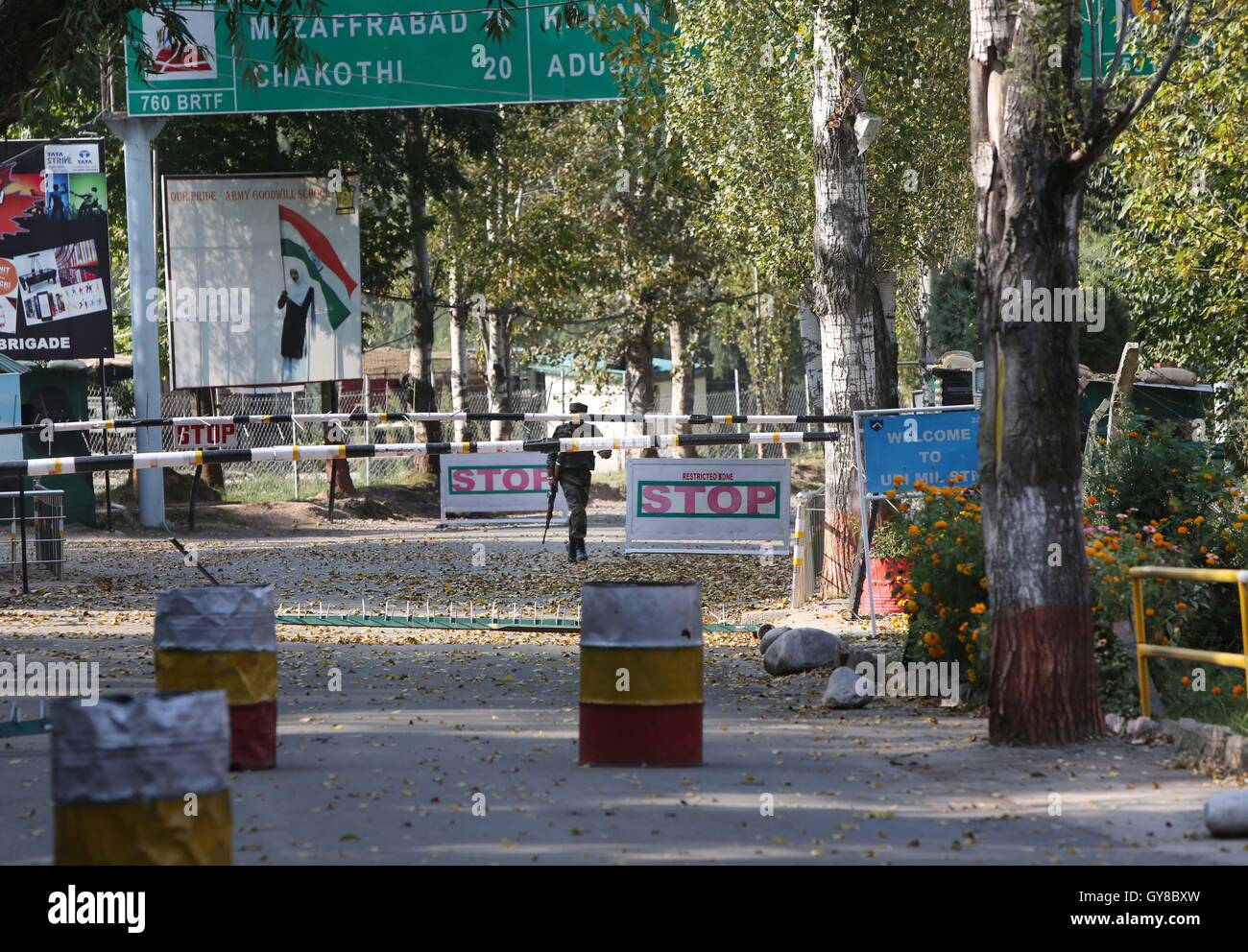 Srinagar, Kaschmir Indien kontrollierten. 18. September 2016. Ein Soldat der indischen Armee geht auf der Militärbasis, die von Militanten in Garnison Uri Stadt, ca. 109 km nordwestlich der Stadt Srinagar, der Sommerhauptstadt von Indien kontrollierten Kaschmir, 18. September 2016 angegriffen wurde. Mindestens 17 indischen Soldaten wurden getötet und mehr als 20 andere Sonntag bei einem Selbstmordanschlag auf eine indische militärische Basis in der Nähe von Line of Control (LoC) Teilung Kaschmirs, sagten Beamte verletzt. Bildnachweis: Javed Dar/Xinhua/Alamy Live-Nachrichten Stockfoto