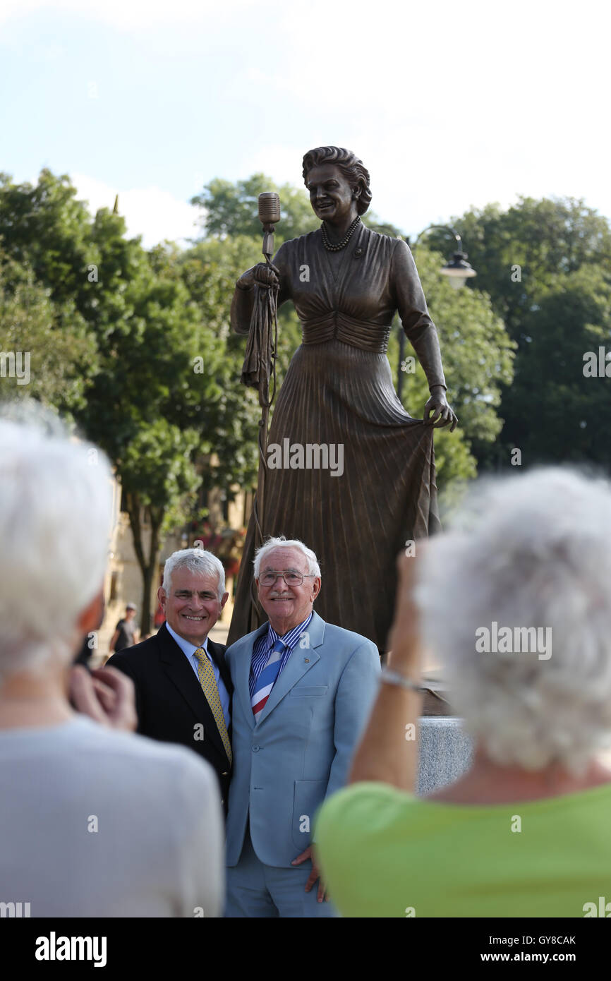Rochdale, England. 18. September 2016. Donald Stewart, der der Präsident des Rotary Club Of Rochdale East hat sein Foto mit einem bekannten, von seiner Frau stand die Statue von Gracie Fields, immer Anerkennung für Gracie ist ein langer Traum von ihm gewesen, und führte er einen Antrag auf Zuschuss zur Finanzierung der Statue, Rochdale Lancashire erhalten Kredit-11. September 2016: Barbara Koch/Alamy Live News Stockfoto