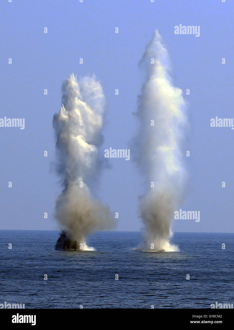 An Bord des Kriegsschiffes Guangzhou. 18. September 2016. Wasser Spalten steigen hoch nach chinesischen Fregatte "Guangzhou" Brände Tiefe Ladung Raketen während einer China-Russland Marine gemeinsame Drill auf See vor der südchinesischen Provinz Guangdong, 18. September 2016. Chinesische und russische Flotten durchgeführt Waffe Gebrauch auf einem Seegebiet östlich von Zhanjiang in der südchinesischen Provinz Guangdong während der "Joint Sea 2016" Bohrer am Sonntag. Bildnachweis: Zha Chunming/Xinhua/Alamy Live-Nachrichten Stockfoto