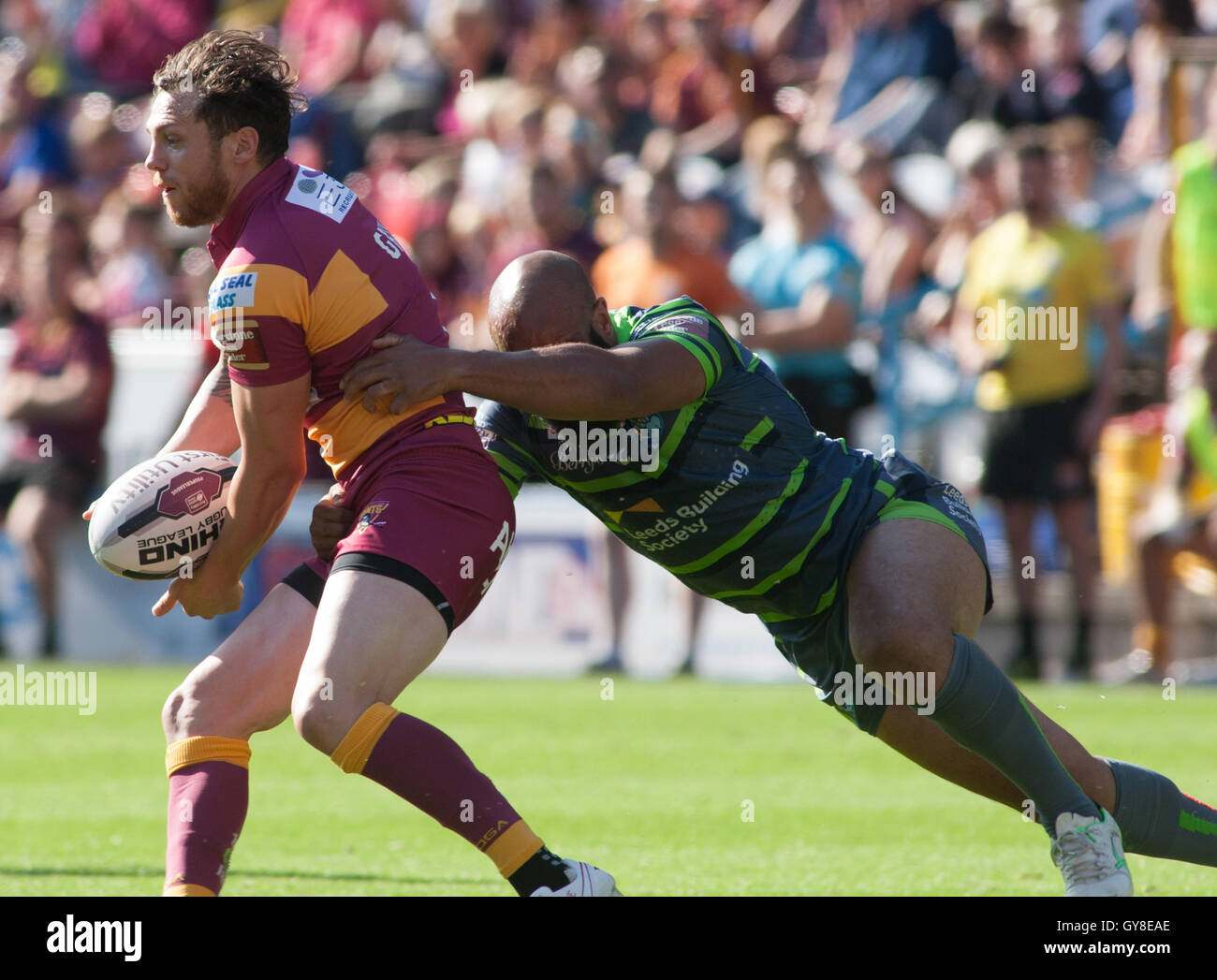 John Smith-Stadion, Huddersfield, UK.  Sonntag, 18. September 2016.   Scott Guido (L) von Huddersfield Riesen auf den Angriff gegen Jamie Jones-Buchanan (R) von Leeds Rhinos in Huddersfield Riesen V match Leeds Rhinos erste Utility Super League Super 8 Qualifikanten bei John Smiths Stadion.  Bild von Stephen Gaunt/Touchlinepics.com/Alamy Live-Nachrichten Stockfoto