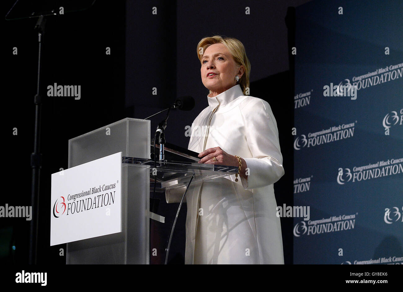 Ehemalige USA Außenministerin Hillary Clinton, die 2016 demokratische Partei Kandidat für das Präsidentenamt der Vereinigten Staaten, spricht mit der Congressional Black Caucus Stiftung 46. Annual gesetzgebende Konferenz Phoenix Awards Dinner, im Washington Convention Center, 17. September 2016, in Washington, DC.  Bildnachweis: Olivier Douliery / Pool über CNP /MediaPunch /MediaPunch Stockfoto