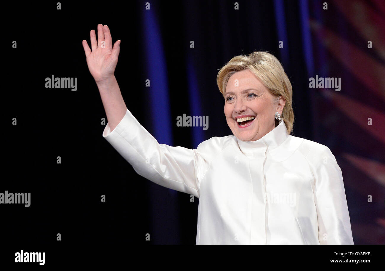 Ehemalige USA Außenministerin Hillary Clinton, die 2016 demokratische Partei Kandidat für das Präsidentenamt der Vereinigten Staaten "Wellenlinien" wie sie auf der Bühne a Congressional Black Caucus Stiftung 46. Annual Legislative Konferenz Phoenix Awards Dinner, im Washington Convention Center kommt, 17. September 2016, in Washington, DC.  Bildnachweis: Olivier Douliery / Pool über CNP /MediaPunch /MediaPunch Stockfoto