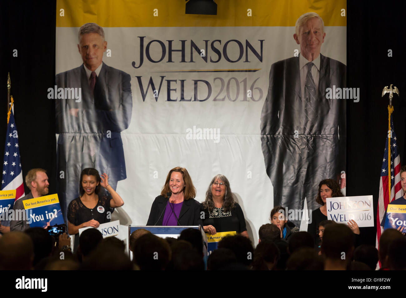 Seattle, Washington: Leslie Marshall, Autorin und Ehefrau von Vize-Präsidentschaftskandidat Bill Weld, befasst sich mit Anhänger bei der Seattle-Rallye mit Präsidenten Johnson & Schweißnaht im Sheraton Seattle Hotel. Bildnachweis: Paul Gordon/Alamy Live-Nachrichten Stockfoto