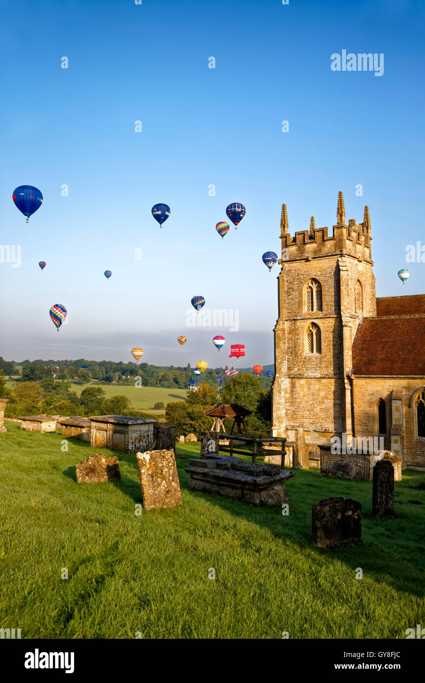 Horningsham, Wiltshire, UK.18th September, 2016.Perfect Wetter Vormittag erlaubt für eine Masse Einführung von Heißluft von Longleat House Ballons, einer atemberaubenden Kulisse für St. John Baptist Church in Horningsham Dorf wie sie in Longleat 50 teilgenommen Jahr-Jubiläumsfeier "Sky Safari" Heißluft-Ballon Extravaganza.Horningsham, Wiltshire, Vereinigtes Königreich Credit: Andrew Harker/Alamy Live News Stockfoto