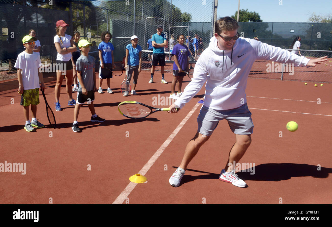 USA. 18. September 2016. Sport--UNM Tennislehrer Ben Dunbar zeigt eine Bohrmaschine für junge Spieler während der United States Tennis Association und nördlichen New Mexico Tennisverband Mid School League Clinic bei der Coleman Vision Tennis Championships im Tanoan Country Club auf Sonntag, 18. September 2016. © Greg Sorber/Albuquerque Journal/ZUMA Draht/Alamy Live-Nachrichten Stockfoto