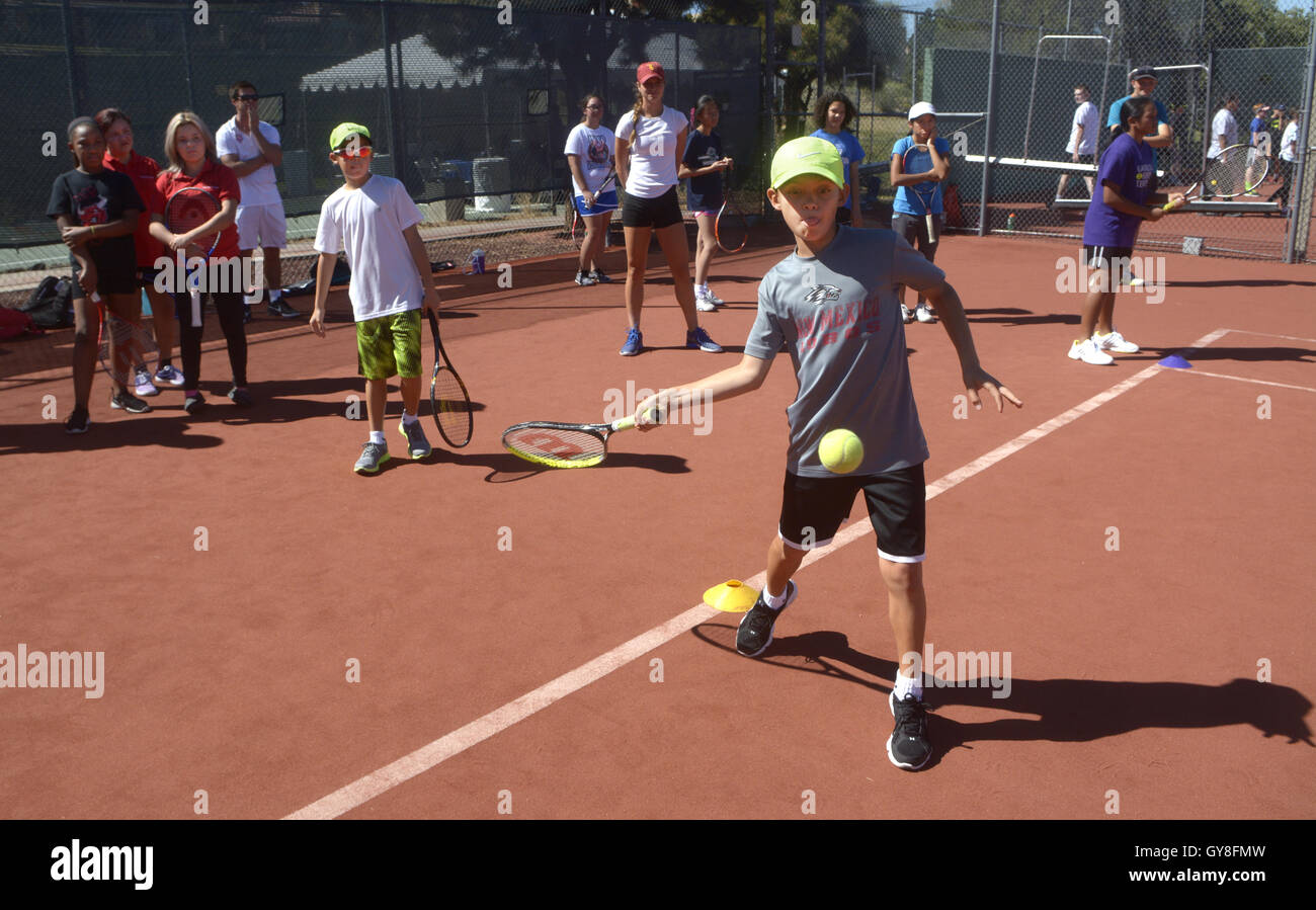 USA. 18. September 2016. Sport--Logan Carrick, 11, Bosque Schule trifft einen Ball während der United States Tennis Association und nördlichen New Mexico Tennisverband Mid School League Klinik bei Coleman Vision Tennis Championships im Tanoan Country Club auf Sonntag, 18. September 2016. © Greg Sorber/Albuquerque Journal/ZUMA Draht/Alamy Live-Nachrichten Stockfoto