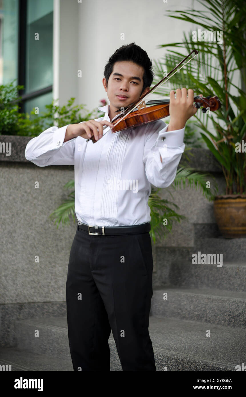 Asien-Mann mit seiner Geige Stockfoto