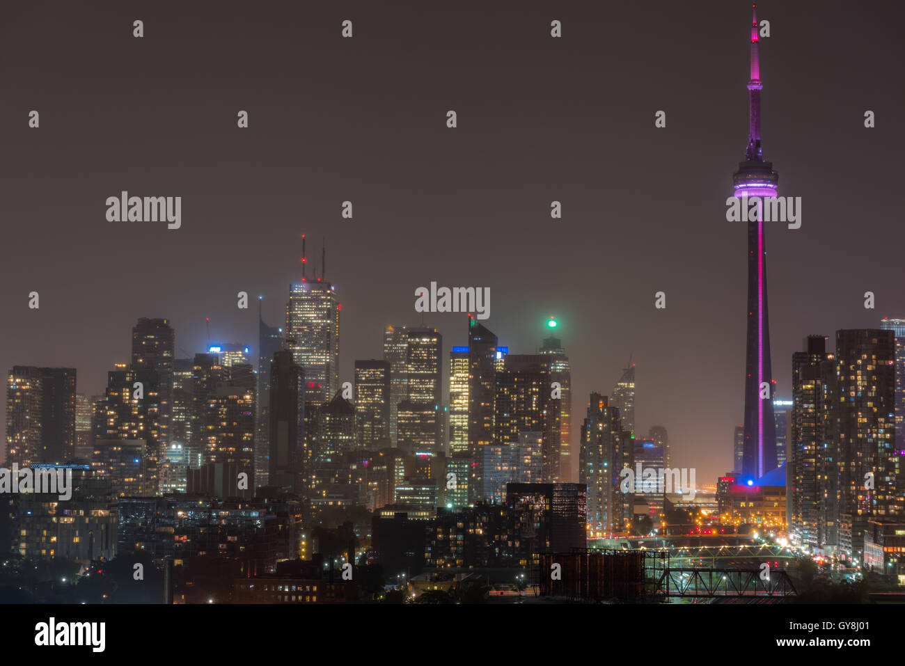 Auf dem Dach Panorama der Stadt Torontoskyline.  Gebäude & Büro Türme auf heißen, feuchten August Nacht Capitol City of Ontario, Kanada. Stockfoto