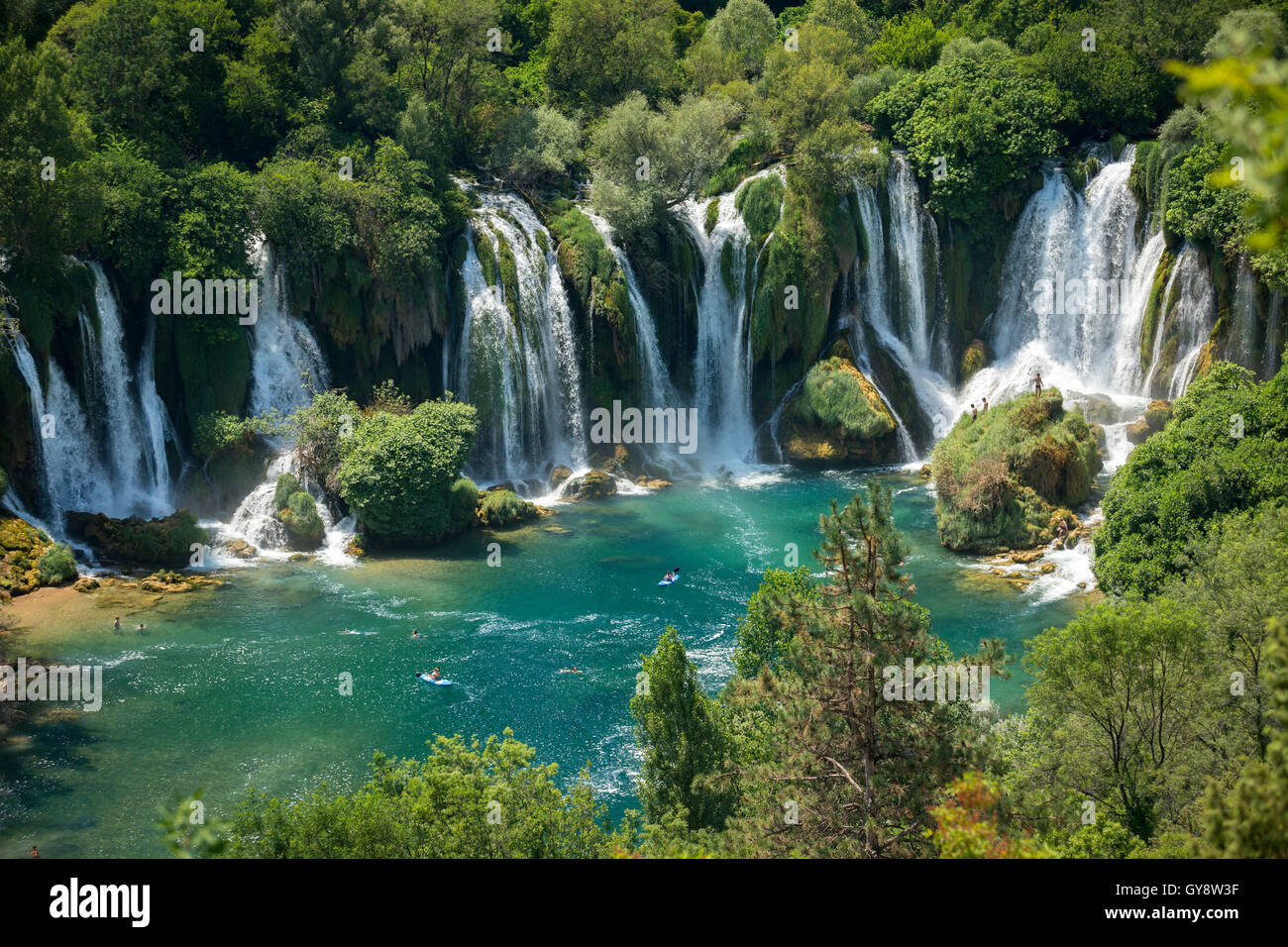 Der Fluss Trebižat und spektakuläre Kravice Wasserfälle in der Nähe von Ljubuški (West Herzegowina, Bosnien und Herzegowina). Stockfoto