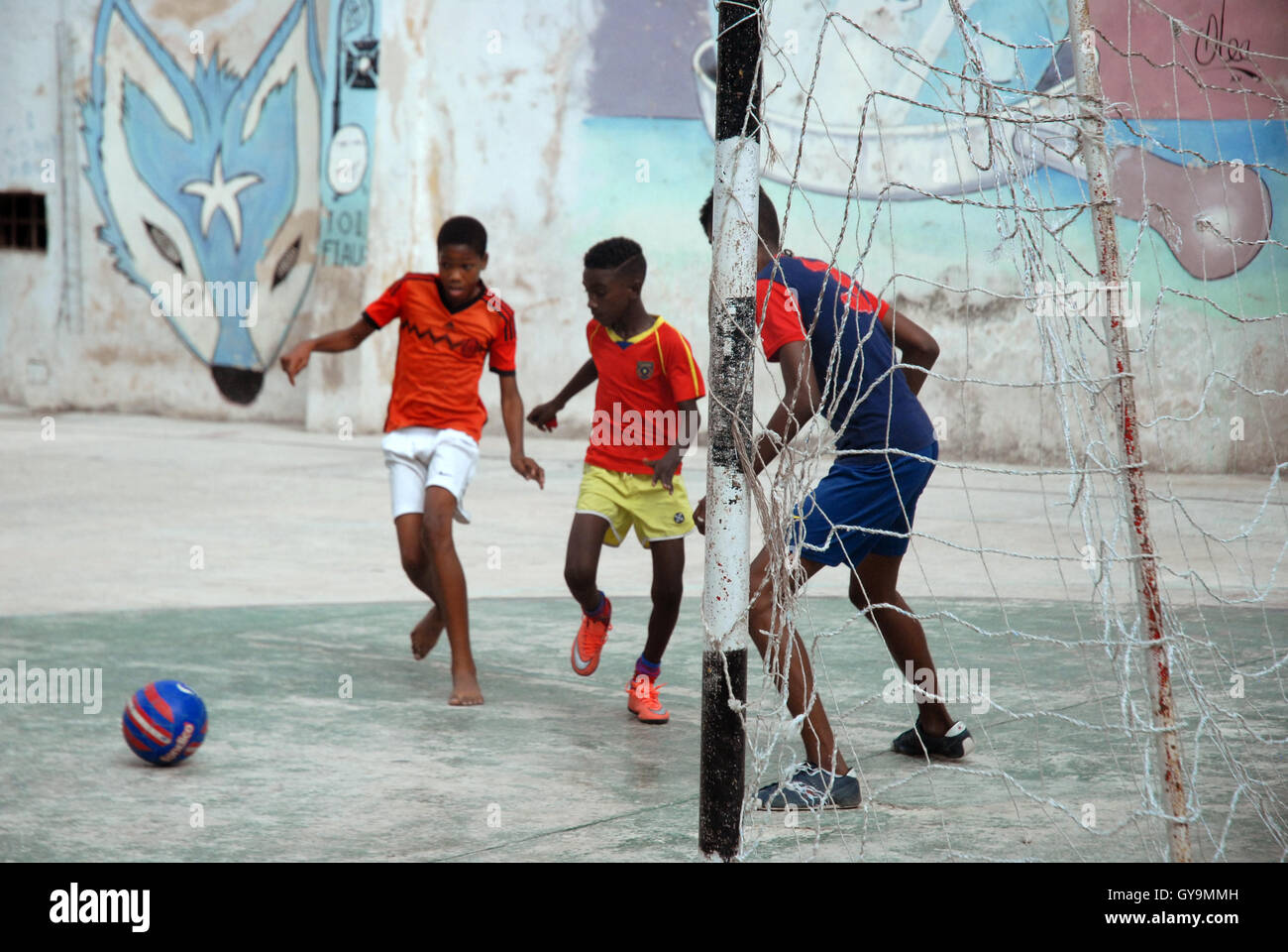 Jungs spielen Fußball, Havanna, Kuba. Stockfoto