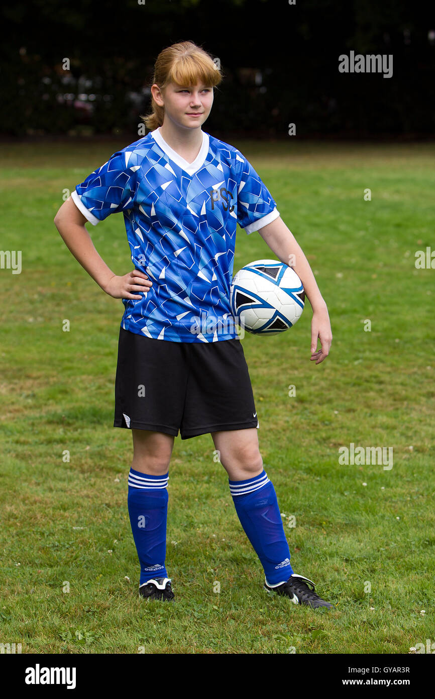 Teen Fußballspieler posiert mit einem Ball. Stockfoto