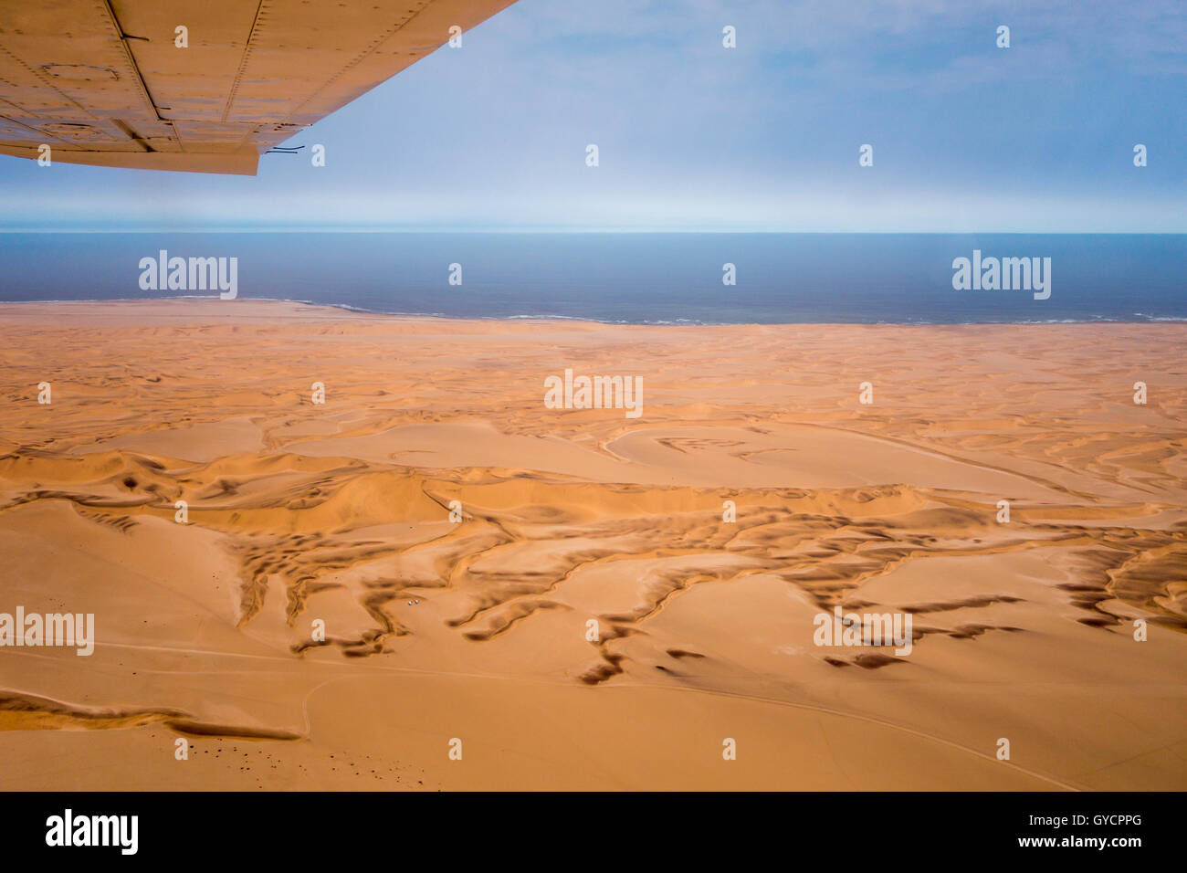 Blick vom Leichtflugzeug fliegen zwischen Swakopmund und Sossusvlei, Namibia Stockfoto