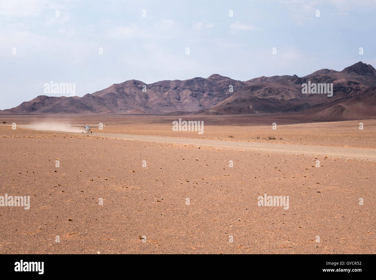 Planen Sie ausgehend von Landebahn am Sossusvlei Desert Lodge, Namib-Naukluft-Nationalpark, Namibia Stockfoto