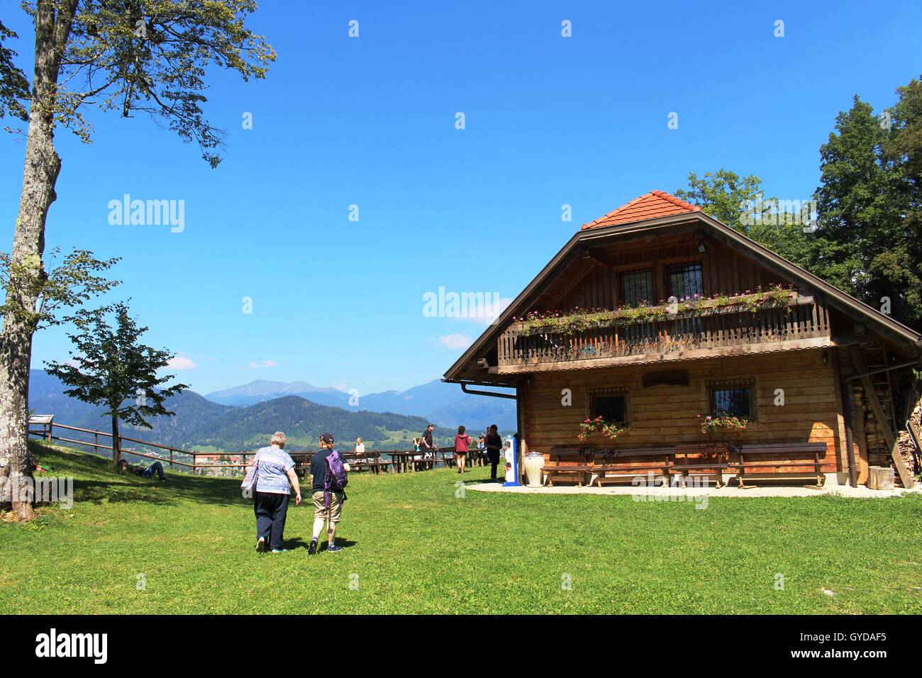 Holzchalet oben auf der Speisekarte, einem kleinen Hügel auf der Südseite des Bleder See in der Region Gorenjska, Slowenien. Stockfoto