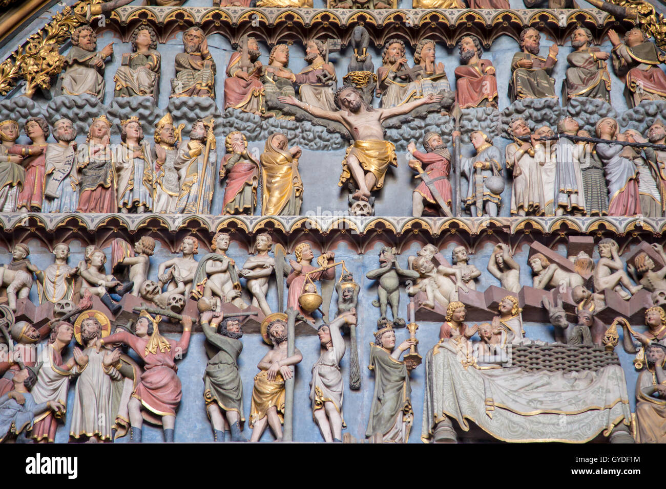 Aufwendigen Schnitzereien rund um den Eingang zum Freiburger Münster, Freiburg Im Breisgau, Deutschland Stockfoto