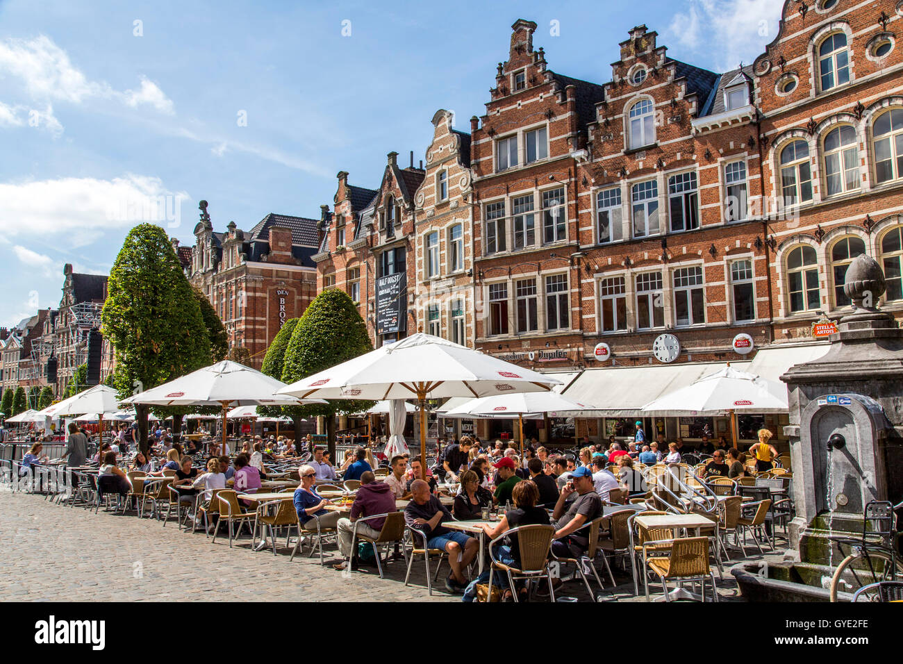 Leuven Belgien Provinz Flamisch Brabant Oude Markt Platz Mit Vielen Bars Restaurants Historische Gebaude Fassaden Stockfotografie Alamy