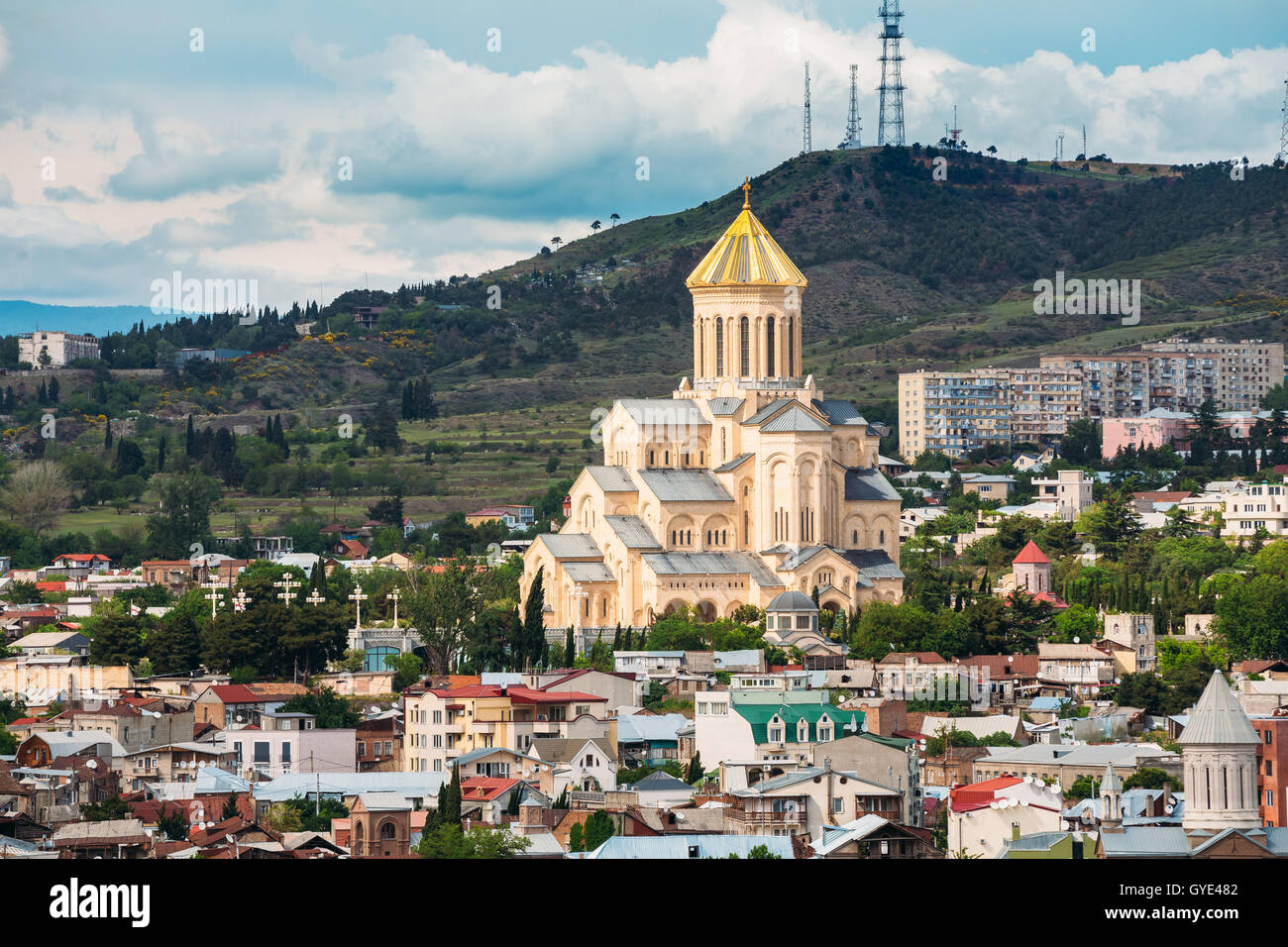 Blick auf Sameba oder Heilige-Dreifaltigkeits-Kathedrale von Tiflis, georgische orthodoxe Hauptkirche errichtet auf dem Hügel Elia heutzutage die Co Stockfoto