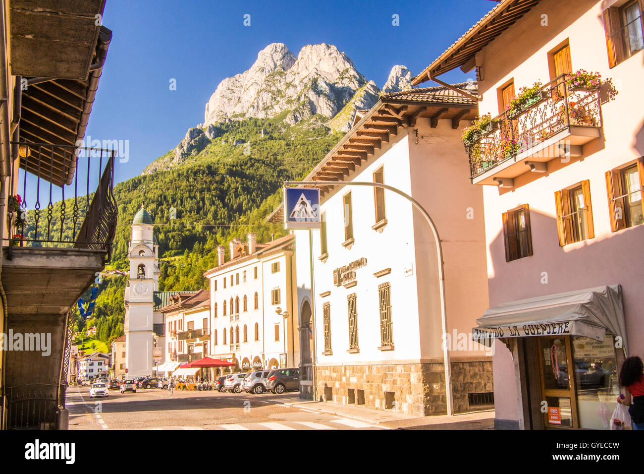 Agordo Stadt inmitten der Dolomiten, Provinz Belluno, Region Venetien, Italien. Stockfoto
