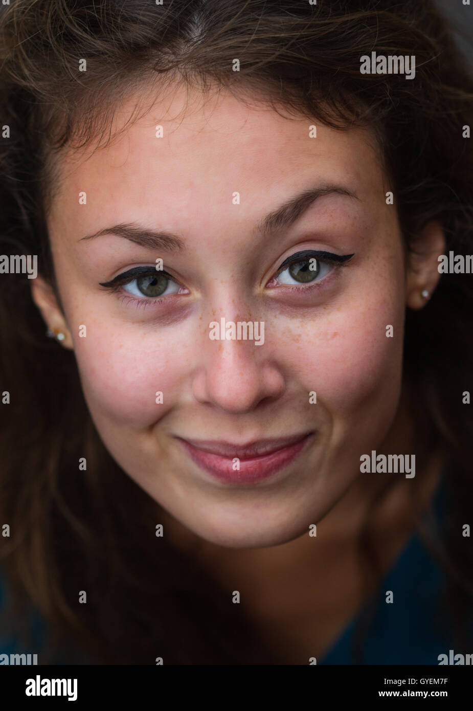 Porträt der eine attraktive schöne ziemlich niedlich Junge kaukasischen lächelnde Frau (Mädchen, Frau, Person, Modell) dunklen Hintergrund Stockfoto