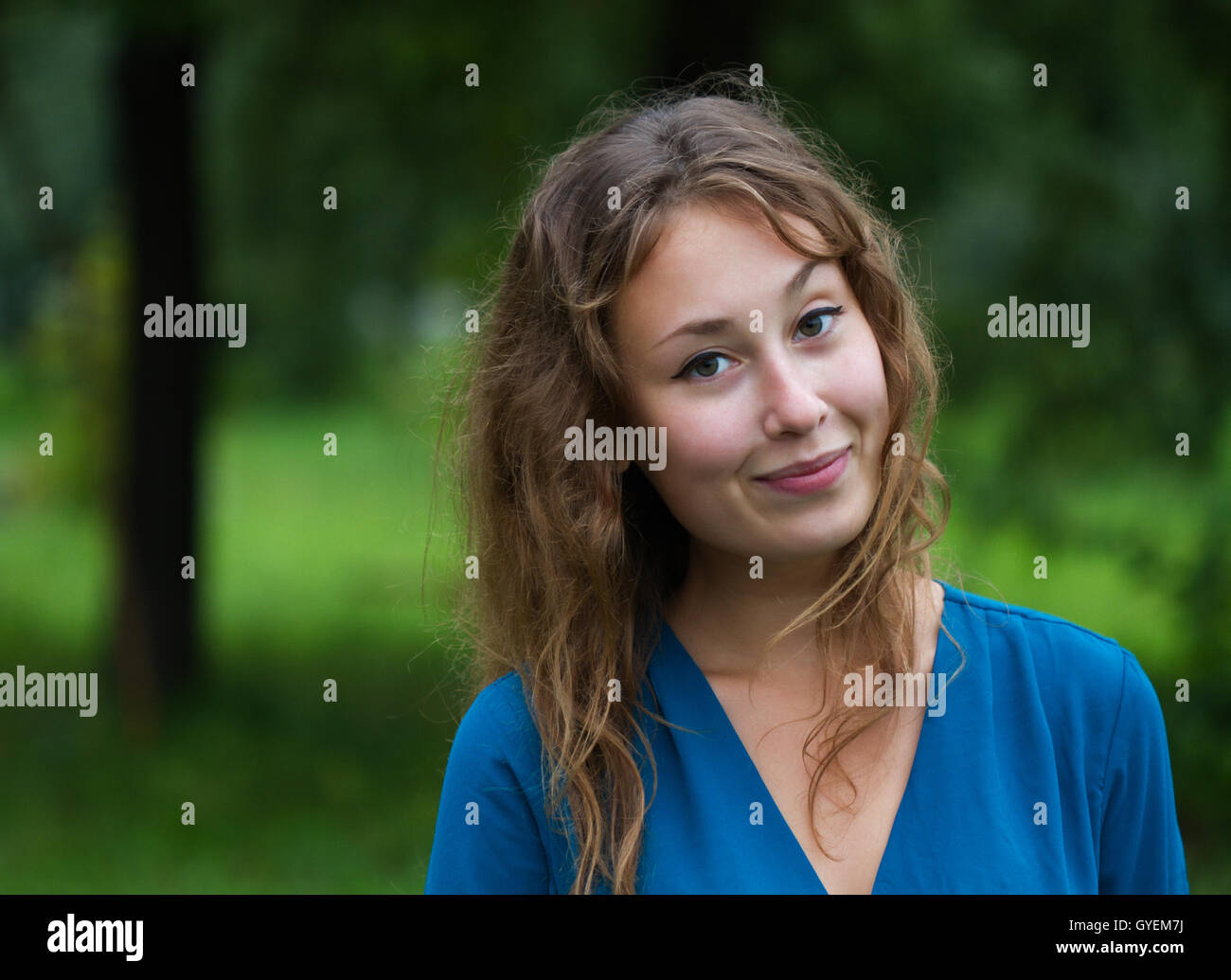 Porträt einer attraktiven schönen ziemlich niedlich Junge kaukasischen lächelnde Frau (Mädchen, Frau, Person, Modell) mit wreckles Stockfoto