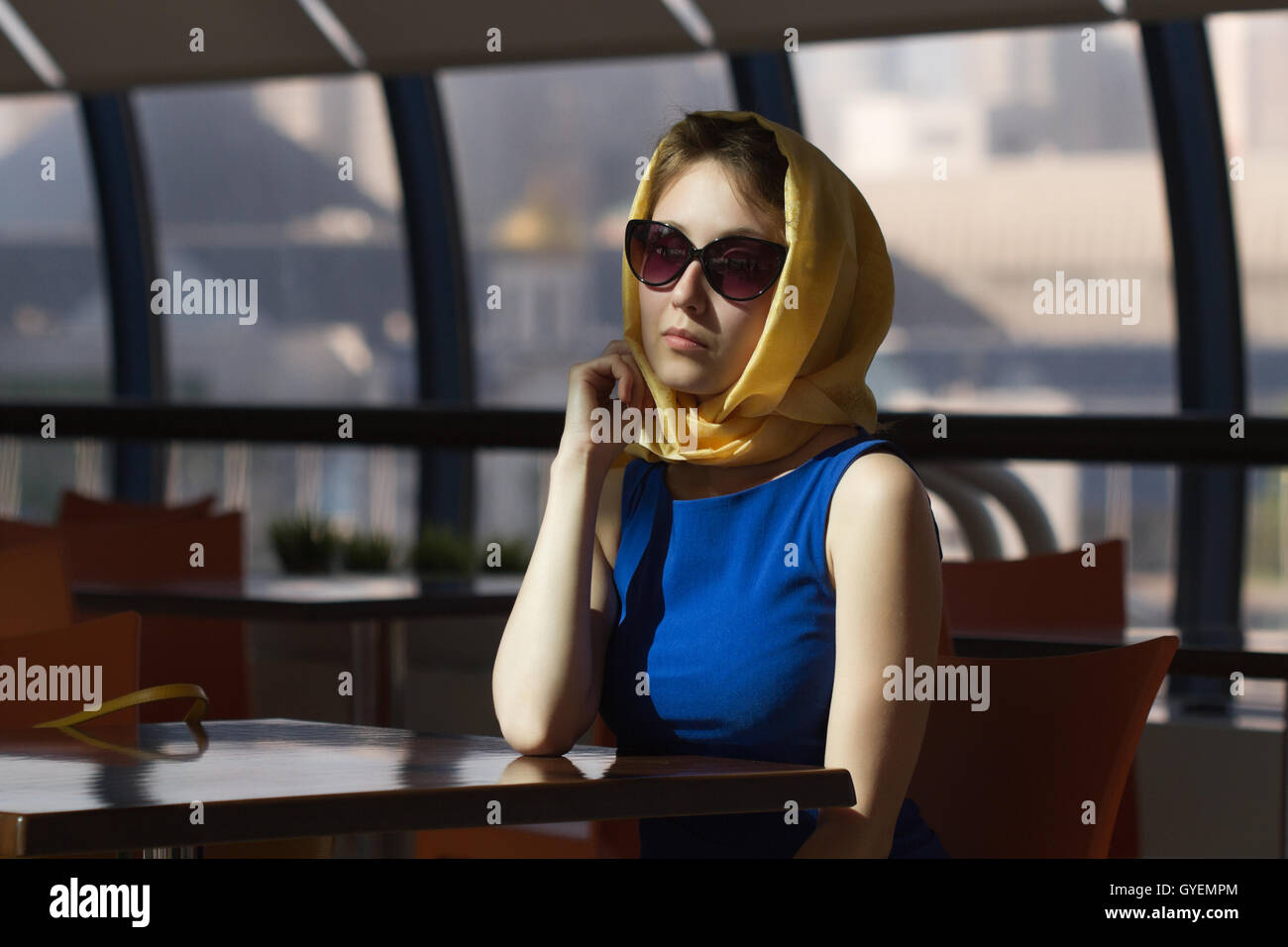 Porträt einer attraktiven schönen ziemlich niedlich Junge kaukasischen Frau (Mädchen, Frau, Person, Modell) im blauen Kleid, Sonnenbrille Stockfoto