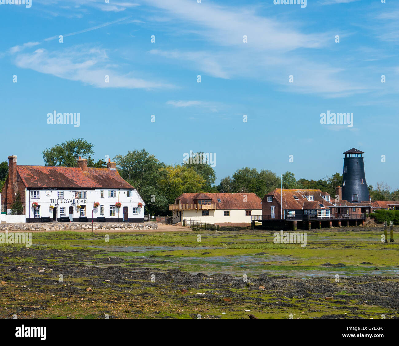Die Royal Oak Gastwirtschaft und Langstone Mühle aus dem Küstenpfad Langstone High Street, Hampshire, England Stockfoto