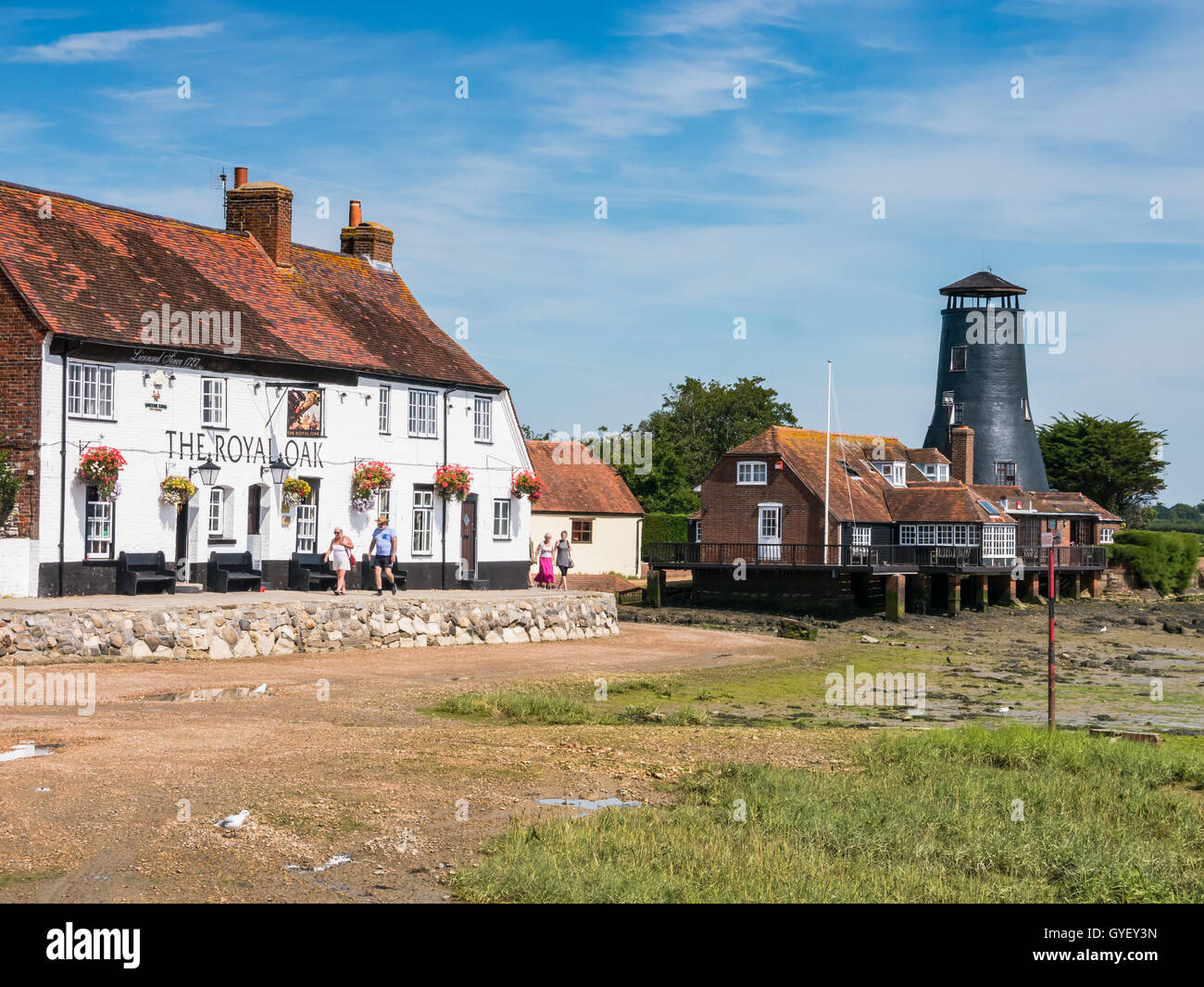 Die Royal Oak Gastwirtschaft und Langstone Mühle aus dem Küstenpfad Langstone High Street, Hampshire, England Stockfoto