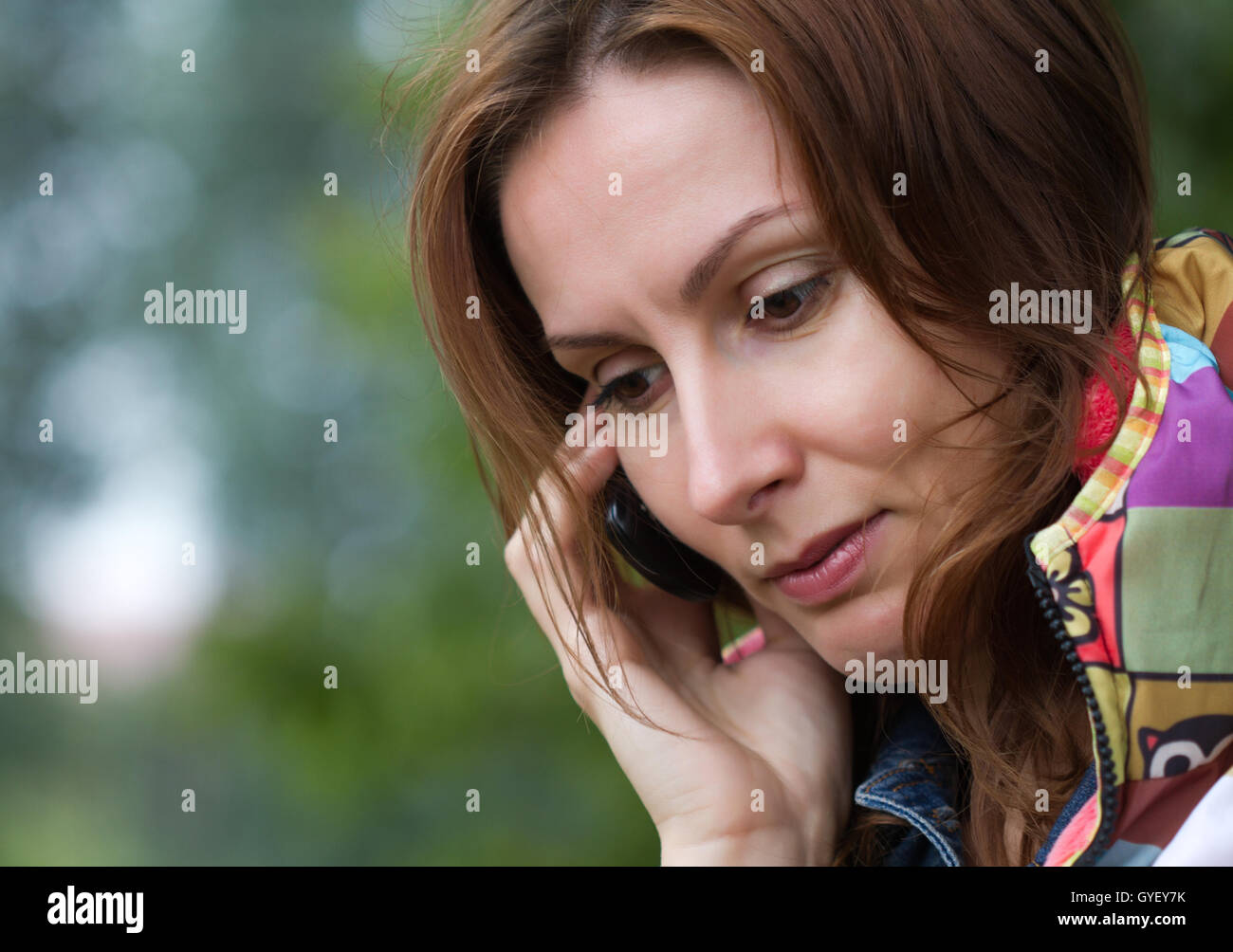 Porträt einer attraktiven schönen ziemlich niedlich Junge kaukasischen Frau (Dame, Girl, weiblich) Großaufnahme sprechen mit dem Handy Stockfoto