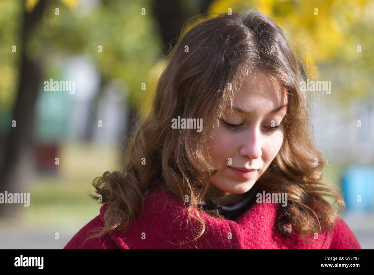 Porträt einer attraktiven schöne ziemlich niedlich Junge kaukasischen erfolgreich lächelnd nachdenkliche Frau (Mädchen, Frau, Person) Stockfoto