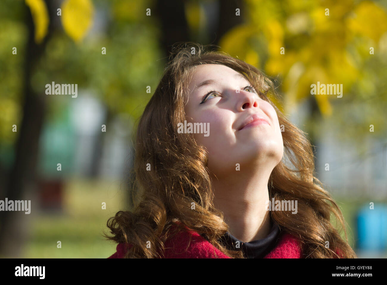 Porträt einer attraktiven schönen ziemlich niedlich Junge kaukasischen erfolgreiche lächelnde Frau (Mädchen, Frau, Person, Modell) Stockfoto