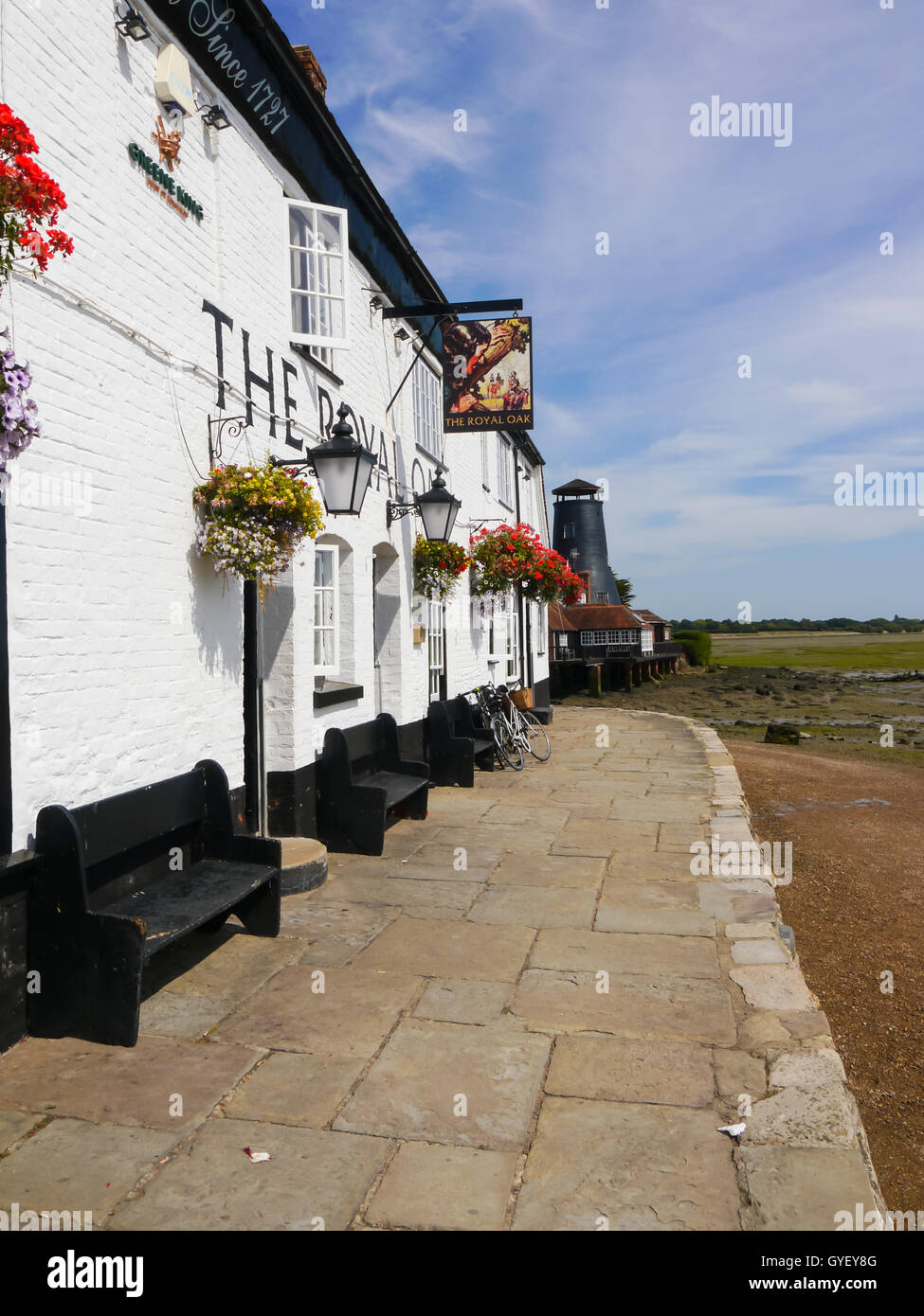 Die Royal Oak Gastwirtschaft und Langstone Mühle aus dem Küstenpfad Langstone High Street, Hampshire, England Stockfoto