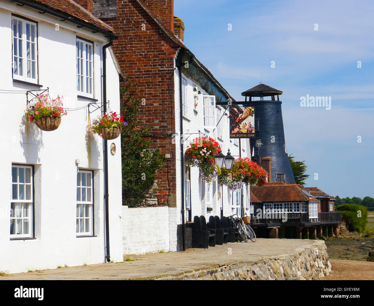 Die Royal Oak Gastwirtschaft und Langstone Mühle aus dem Küstenpfad Langstone High Street, Hampshire, England Stockfoto