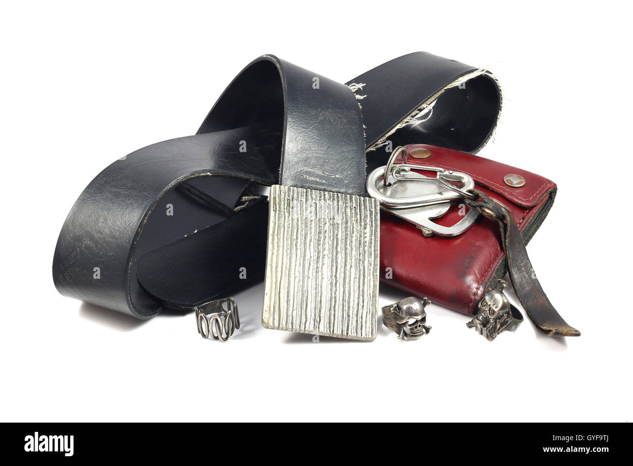 Ledergürtel, Vintage Schnalle, Totenkopfring Silber und rot Geldbörse auf weißem Hintergrund Stockfoto