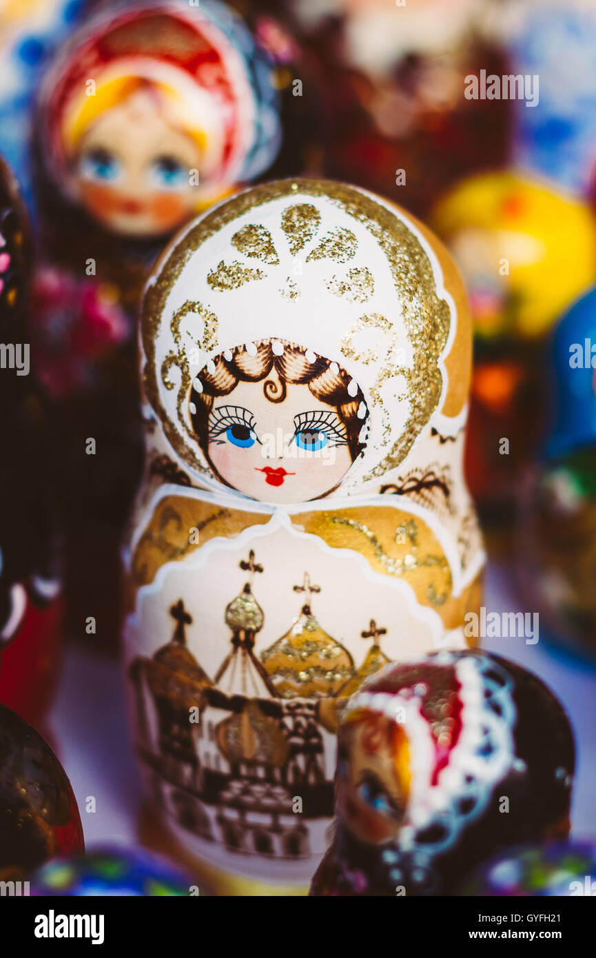 Schöne bunte russischen Nesting Dolls Matreshka am Markt. Matrioshka ist Leute kulturelles Symbol der Russischen Föderation. Hölzerne Puppe Matryos Stockfoto