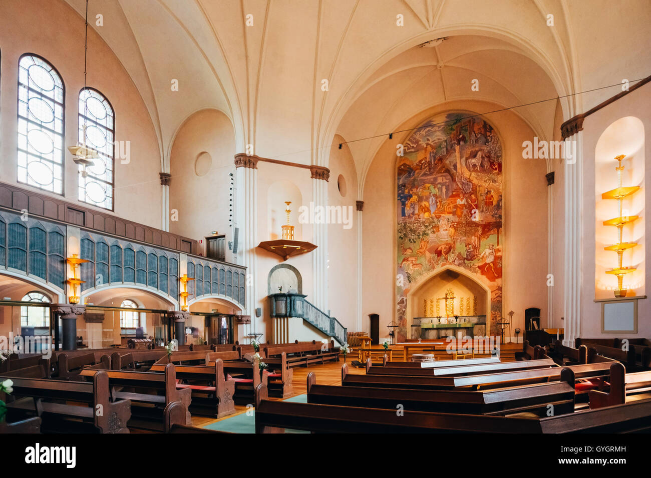 Stockholm, Schweden - 29. Juli 2014: Aufgeschlagene Bibel Buch in Sofia Kyrka Kirche. Sofia Kirche benannt nach der schwedischen Königin Sophia von N Stockfoto