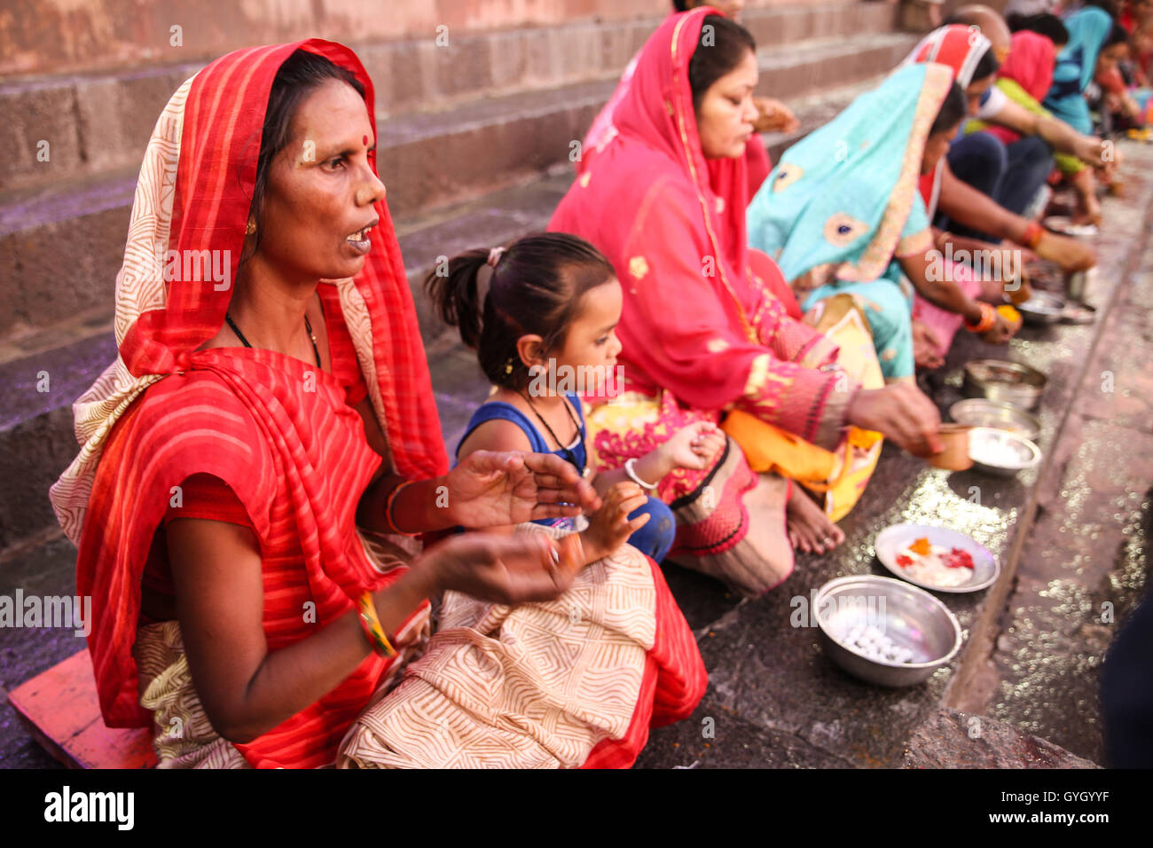 Die Pujas (Gebete) in Indien während der Khumb Mela - 28.04.2016 - Indien / Madhya Pradesh / Ujjain - während die Khumb Mela, Millionen von Pilgern die große Pujas jede Nacht an den Ufern des Flusses Shipra besuchen. Die Puja ist ein hindu-Ritual und Anbetung. Die Zeremonie beginnt mit einer Glocke läuten, um die Gottheiten zu nennen und mit dem Angebot an frischen Blumen, Weihrauch, Gewürze und Bonbons mit Musik und Mantras folgt. Die Puja hat eine vorherrschende Rolle während der Khumb Mela kombiniert mit der Heiligen Bäder im Fluss, die zu diesem Zeitpunkt berechnet werden, mit heilende Kräfte durch die m Stockfoto