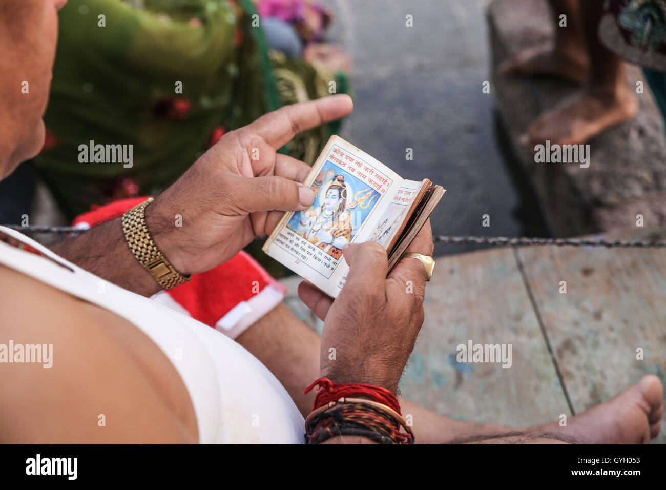 Die Pujas (Gebete) in Indien während der Khumb Mela - 27.04.2016 - Indien / Madhya Pradesh / Ujjain - während die Khumb Mela, Millionen von Pilgern die große Pujas jede Nacht an den Ufern des Flusses Shipra besuchen. Die Puja ist ein hindu-Ritual und Anbetung. Die Zeremonie beginnt mit einer Glocke läuten, um die Gottheiten zu nennen und mit dem Angebot an frischen Blumen, Weihrauch, Gewürze und Bonbons mit Musik und Mantras folgt. Die Puja hat eine vorherrschende Rolle während der Khumb Mela kombiniert mit der Heiligen Bäder im Fluss, die zu diesem Zeitpunkt berechnet werden, mit heilende Kräfte durch die m Stockfoto