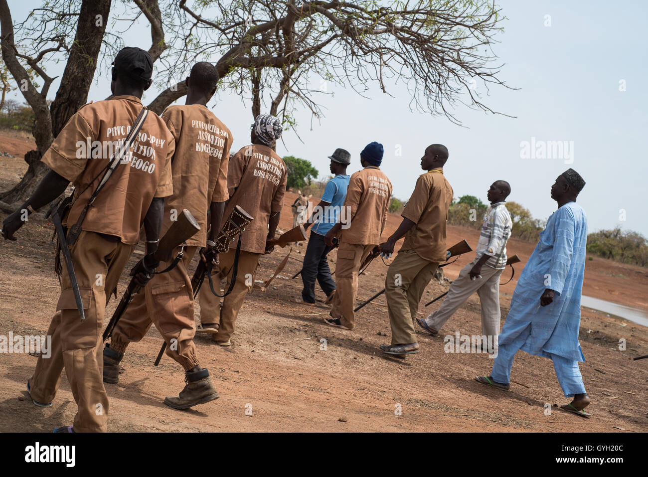 Treffen mit Sapouy Kogl-Weogo (Burkina Faso) - 14.03.2016 - Burkina Faso / Sapouy - Sapouy, Burkina Faso, 14. März 2016. Treffen mit Sapouy Kogl-Weogo (Burkina Faso) Kogl-Weogo, sind buchstäblich "Verteidiger des Busches" in die Sprache, gruppiert in Verbindung um rustikale Milizen zu bilden. Kampf gegen Diebe in ländlichen Gebieten, wo die Polizei nicht immer aktiv ist und wo sie vorwerfen, dass Gerechtigkeit ihrer Aufgabe nicht gerecht, indem man frei zu leicht mutmaßlichen Diebe, wegen Mangels an beweisen soll. Kogl-Weogo, sind mit der Unterstützung von der ländlichen Bevölkerung Jagd nach c Stockfoto