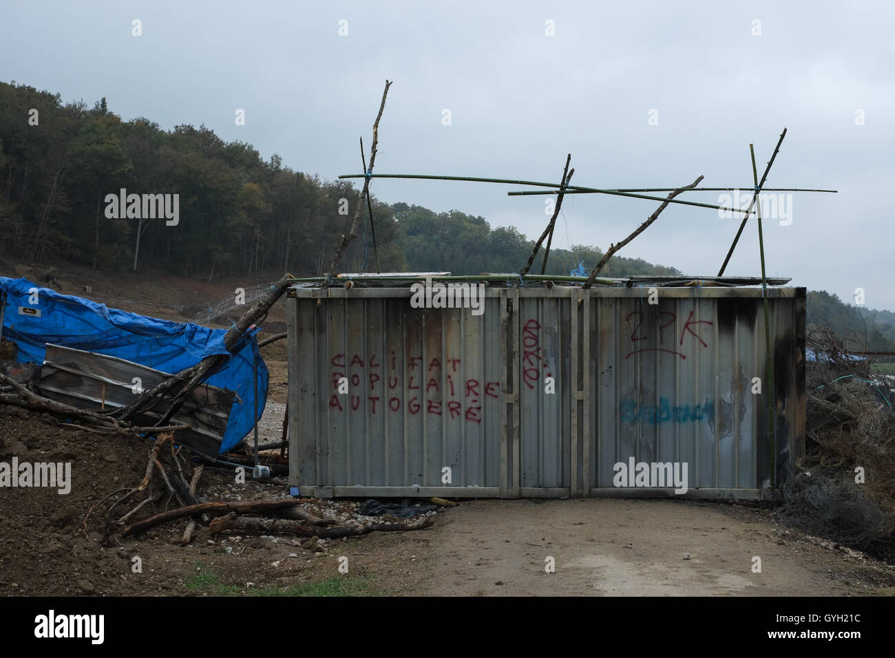 Getestet die ZAD - Staudamm von Sivens - 11.05.2014 - Frankreich /? MIDI-Pyrenee? / Lisle-Sur-Tarn - 5. November 2014 - getestet ZAD. Eine Barrikade machen den Zugang zum Bereich West von der getestet ZAD unmöglich. Lisle-Sur-Tarn.   -Nicolas Remene / Le Pictorium Stockfoto