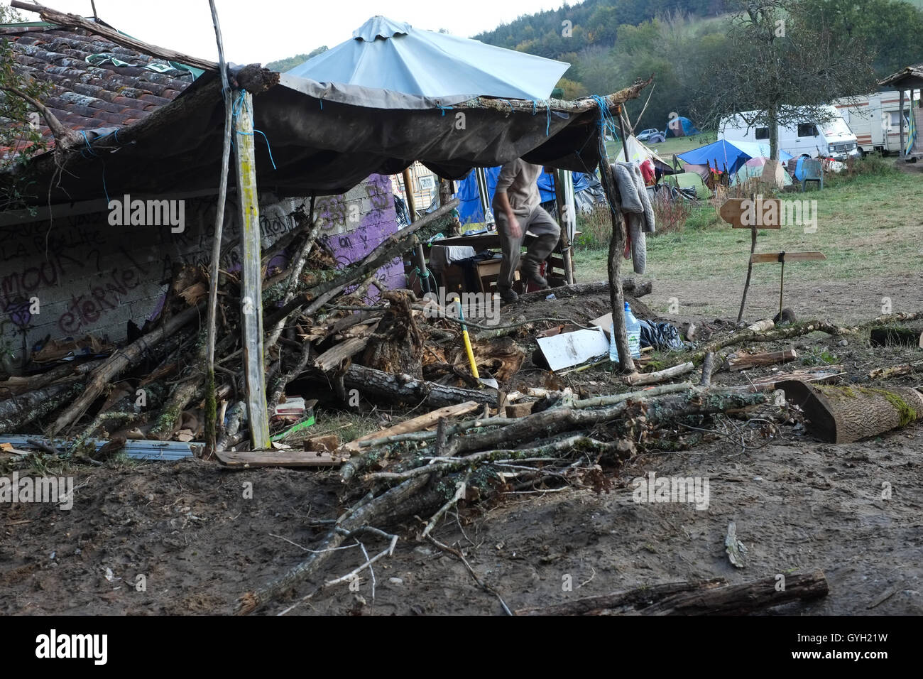 Getestet die ZAD - Staudamm von Sivens - 11.05.2014 - Frankreich /? MIDI-Pyrenee? / Lisle-Sur-Tarn - 5. November - getestet ZAD - die "Farm", ein altes Haus mit keine Insassen und außerhalb des Hochwasser-Risiko, nun als ein Ort zum Leben verwandelt. Einige Anpassungen wurden durch Zadistes und das Haus ist jetzt ausgestattet mit einer Küche, ein Infirmery, ein Wohnheim, ein gratis-Shop für Kleidung, einen Workshop von Werkzeugen und eine Quelle für sauberes Wasser.   -Nicolas Remene / Le Pictorium Stockfoto