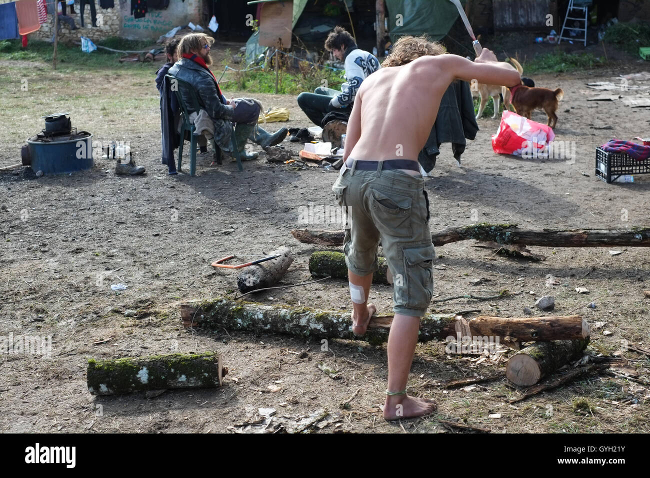 Getestet die ZAD - Staudamm von Sivens - 11.05.2014 - Frankreich /? MIDI-Pyrenee? / Lisle-Sur-Tarn - 5. November - getestet ZAD - die "Farm", ein altes Haus mit keine Insassen und außerhalb des Hochwasser-Risiko, nun als ein Ort zum Leben verwandelt. Einige Anpassungen wurden durch Zadistes und das Haus ist jetzt ausgestattet mit einer Küche, ein Infirmery, ein Wohnheim, ein gratis-Shop für Kleidung, einen Workshop von Werkzeugen und eine Quelle für sauberes Wasser.   -Nicolas Remene / Le Pictorium Stockfoto