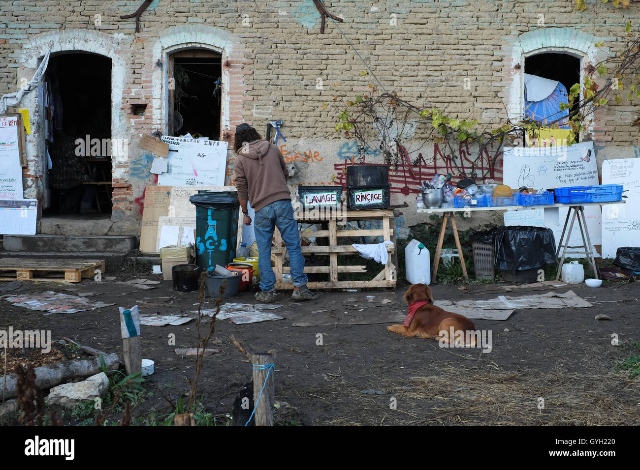 Getestet die ZAD - Staudamm von Sivens - 11.05.2014 - Frankreich /? MIDI-Pyrenee? / Lisle-Sur-Tarn - die "Farm", ein altes Haus mit keine Insassen und außerhalb des Hochwasser-Risiko, nun als ein Ort zum Leben verwandelt. Einige Anpassungen wurden durch Zadistes und das Haus ist jetzt ausgestattet mit einer Küche, ein Infirmery, ein Wohnheim, ein gratis-Shop für Kleidung, einen Workshop von Werkzeugen und eine Quelle für sauberes Wasser.   -Nicolas Remene / Le Pictorium Stockfoto